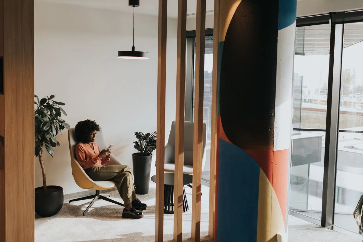 Pause d'après-midi sereine dans un coin de bureau moderne et confortable