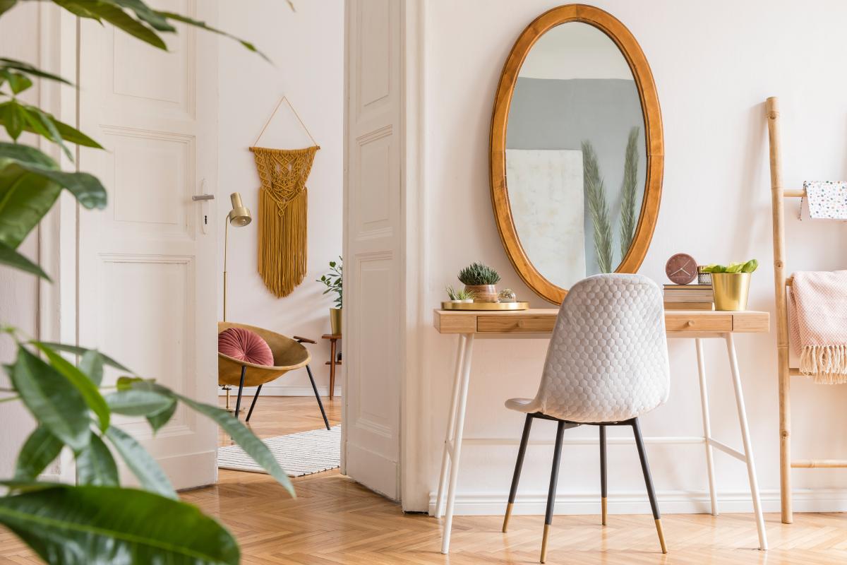 Intérieur élégant et minimaliste du salon avec un fauteuil design doré.
